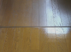 Comparison of TF-coated wooden floor (bottom half) to the original one (top half)(上半分)の比較
